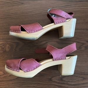 Mauve leather clogs